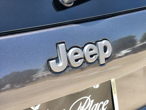 Used 2022 Jeep Cherokee Trailhawk w/ Sun, Sound & Nav Group AWD/4WD image 41