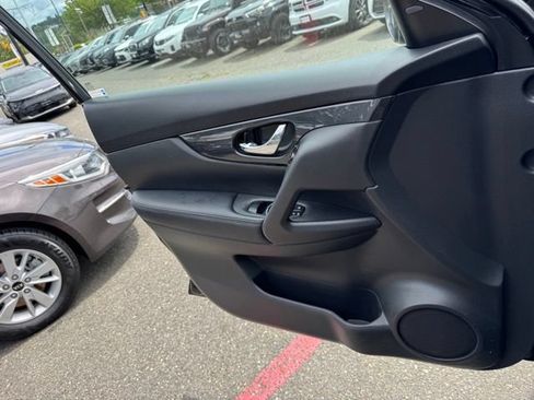 Used 2019 Nissan Rogue SV AWD/4WD image 16