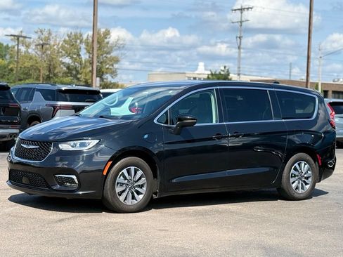 Used 2023 Chrysler Pacifica Touring-L FWD image 39