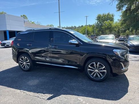 Used 2020 GMC Terrain Denali w/ Denali Premium Package FWD image 2