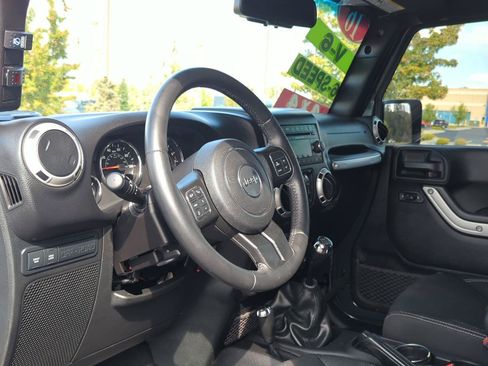 Used 2016 Jeep Wrangler Unlimited Rubicon w/ Connectivity Group AWD/4WD image 11