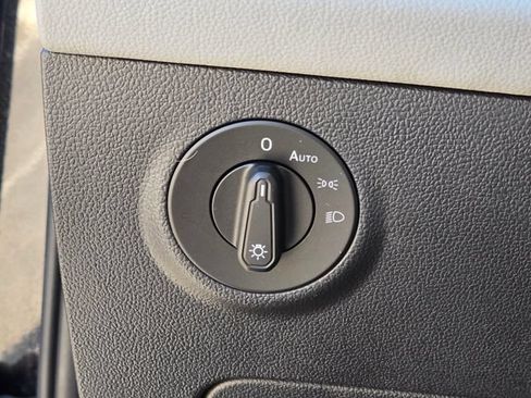 Used 2023 Volkswagen Taos SE w/ Panoramic Sunroof Package FWD image 36