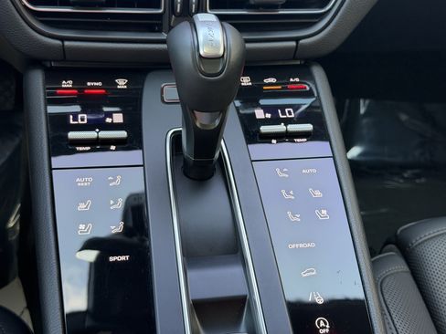 Certified 2024 Porsche Macan AWD/4WD image 29