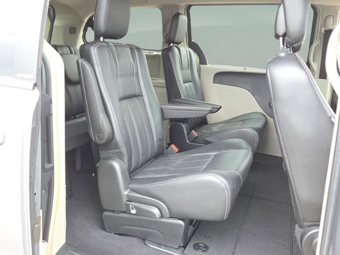 Used 2013 Chrysler Town & Country Touring FWD image 15
