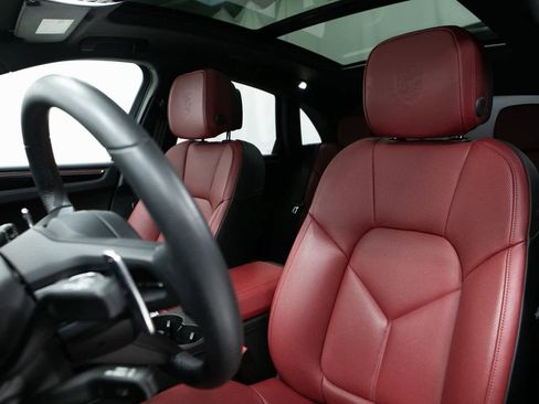 Certified 2025 Porsche Macan image 5