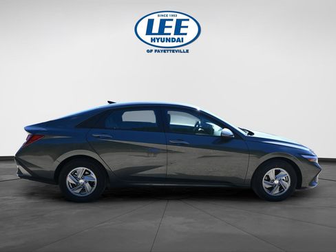 Certified 2025 Hyundai Elantra SE FWD image 2
