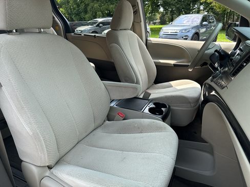 Used 2013 Toyota Sienna LE w/ Towing Pkg FWD image 32