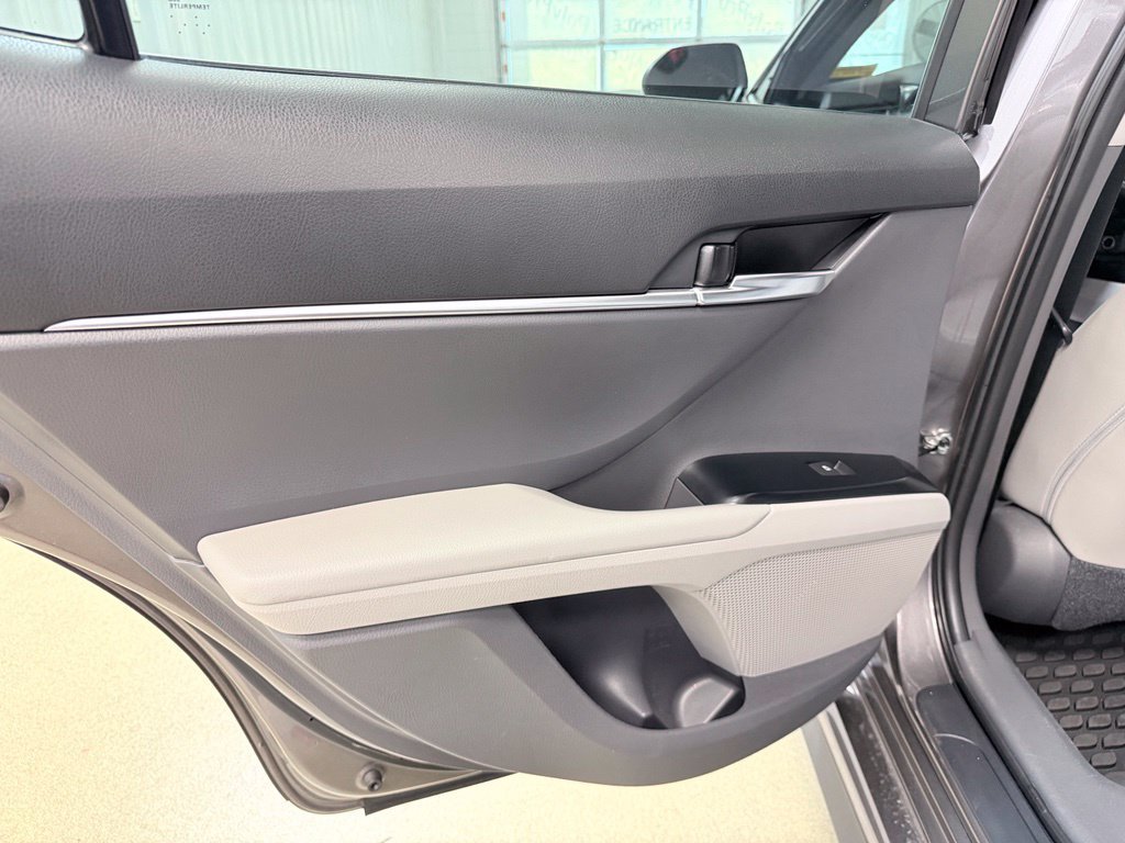 Used 2020 Toyota Camry SE FWD image 18