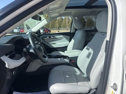 Used 2025 Ford Explorer Platinum w/ Ultimate Package image 7