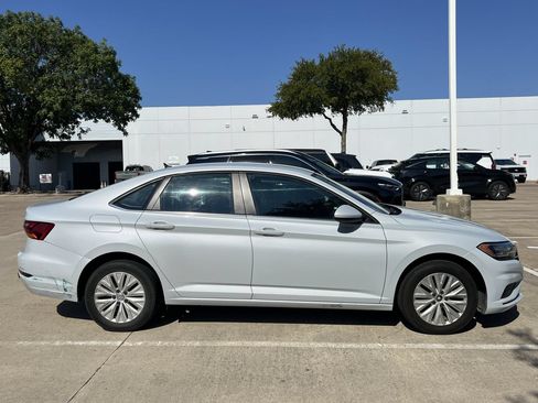 Used 2019 Volkswagen Jetta FWD image 3