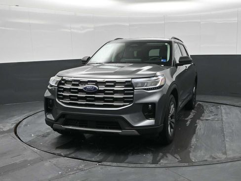 Used 2025 Ford Explorer Active w/ Active Comfort Package image 5