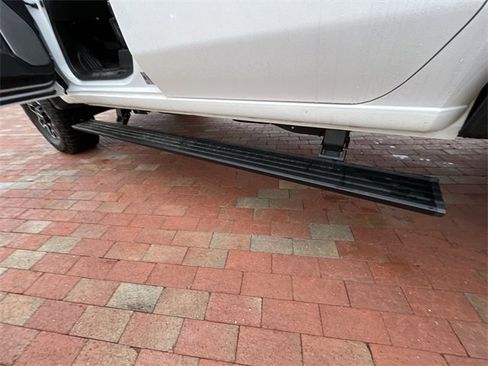 Used 2024 GMC Sierra 2500 AT4X image 10