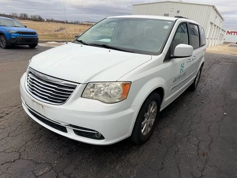 Used 2014 Chrysler Town & Country Touring w/ Driver Convenience Group image 3