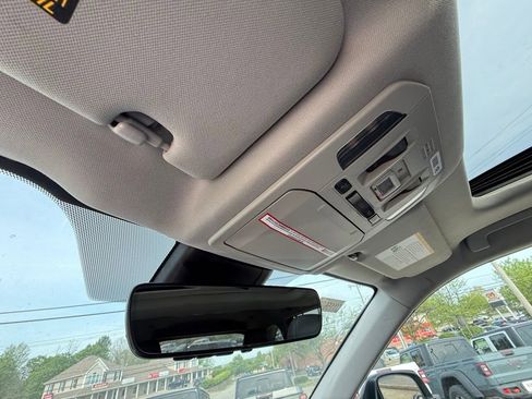 Used 2022 Toyota Highlander XLE AWD/4WD image 23
