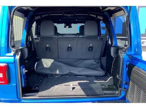 Used 2025 Jeep Wrangler Unlimited Rubicon w/ Convenience Group AWD/4WD image 10