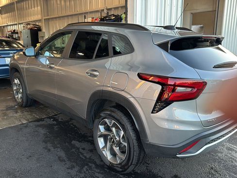 Used 2025 Chevrolet Trax LT w/ LT Convenience Package image 3