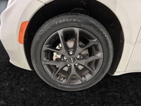 Used 2021 Chrysler Pacifica Touring-L w/ Uconnect Theater Family Group image 27