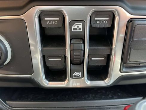 Used 2018 Jeep Wrangler Unlimited Sahara w/ Cold Weather Group AWD/4WD image 21
