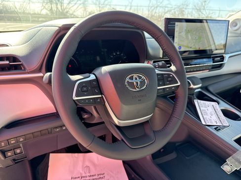 Certified 2026 Toyota Sienna XLE image 11