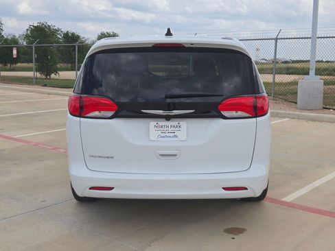 Certified 2023 Chrysler Voyager LX FWD image 4