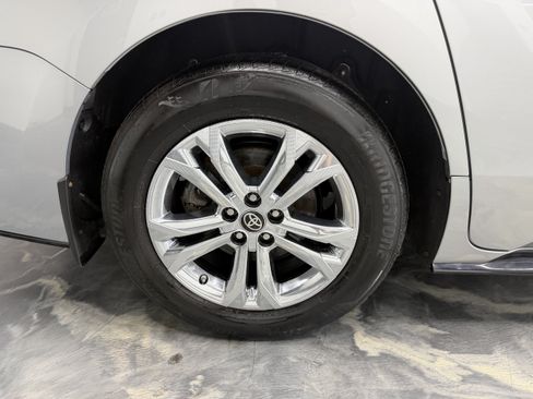 Used 2023 Toyota Sienna XSE AWD/4WD image 31