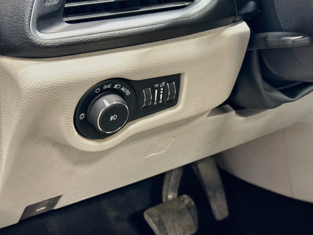 Used 2020 Chrysler Pacifica Limited FWD image 11