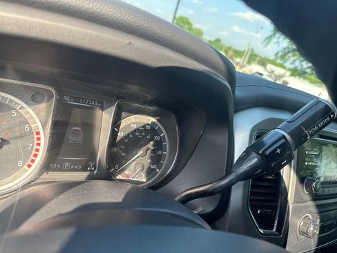 Used 2018 Nissan Titan SV AWD/4WD image 25