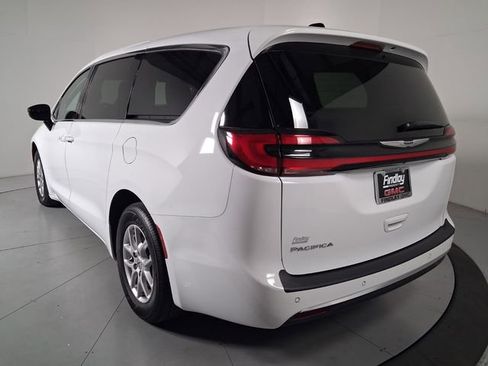 Used 2024 Chrysler Pacifica Touring-L FWD image 6