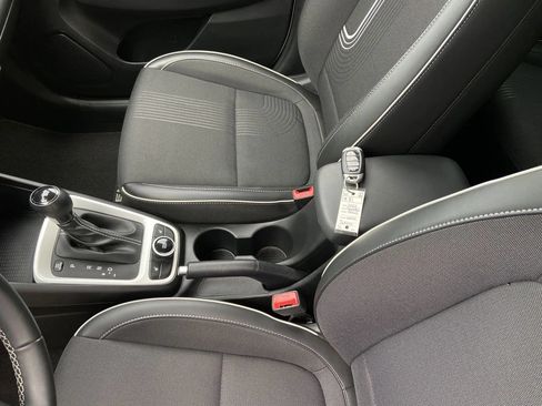 Used 2022 Hyundai Venue Limited FWD image 23