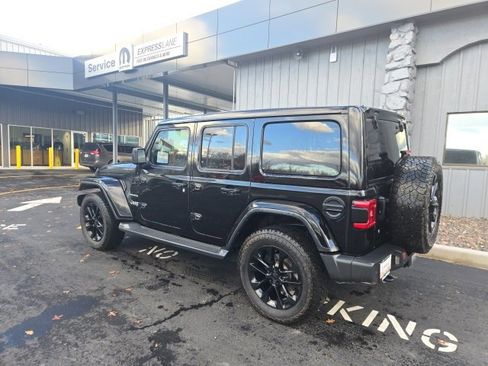 Used 2018 Jeep Wrangler Unlimited Sahara image 7