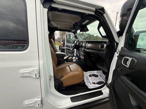 Used 2023 Jeep Gladiator Rubicon w/ LED Lighting Group AWD/4WD image 15