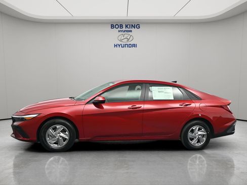 New 2026 Hyundai Elantra SE FWD image 3