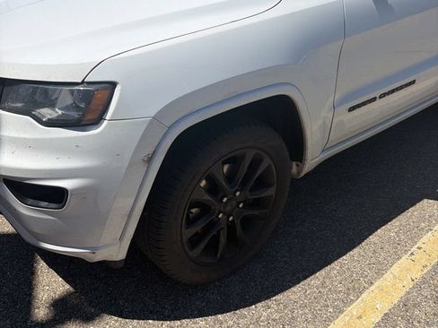 Used 2021 Jeep Grand Cherokee Laredo X AWD/4WD image 2