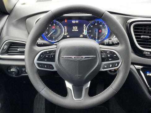 Used 2025 Chrysler Pacifica Select image 27