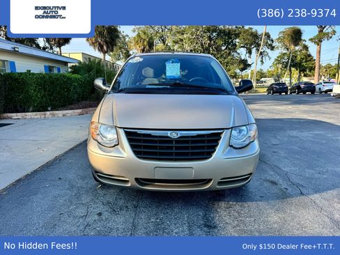 Used 2007 Chrysler Town & Country Touring image 2