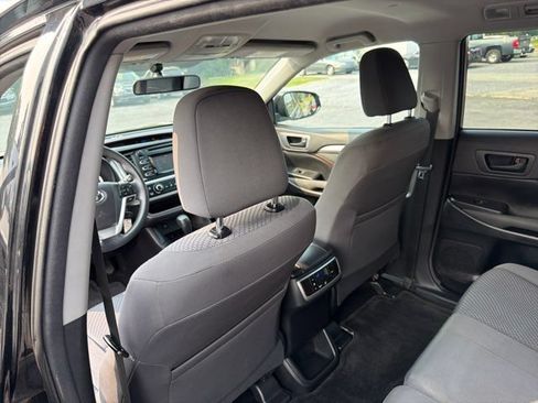 Used 2016 Toyota Highlander LE FWD image 18