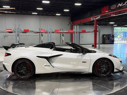 Used 2023 Chevrolet Corvette Z06 w/ Z07 Performance Package RWD image 4