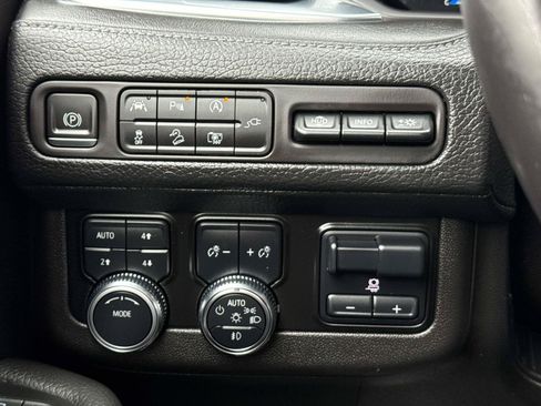 Used 2022 GMC Yukon Denali w/ Denali Premium Package AWD/4WD image 19