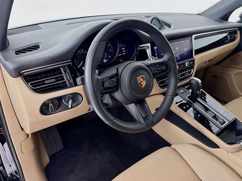 Certified 2025 Porsche Macan image 4
