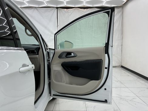 Used 2022 Chrysler Pacifica Touring-L FWD image 19