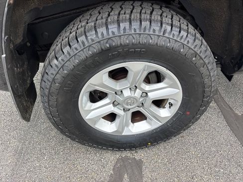 Used 2020 Toyota 4Runner SR5 AWD/4WD image 12