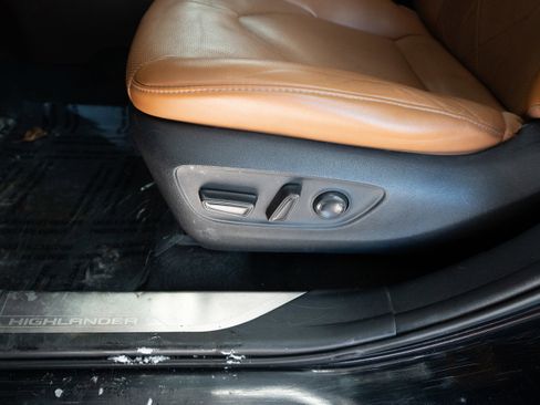 Used 2021 Toyota Highlander Platinum image 12