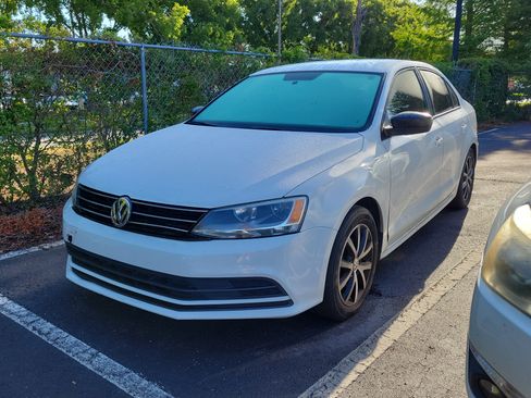 Used 2024 Volkswagen Jetta SE FWD image 3