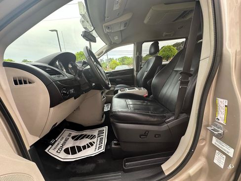 Used 2013 Chrysler Town & Country Touring image 21