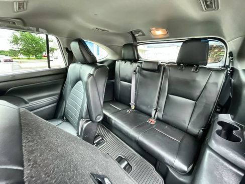 Used 2022 Toyota Highlander XLE AWD/4WD image 27
