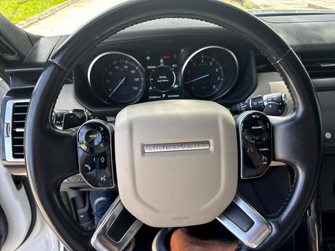 Used 2020 Land Rover Discovery SE image 14