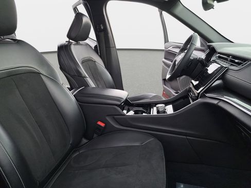 Certified 2023 Jeep Grand Cherokee L Laredo image 11