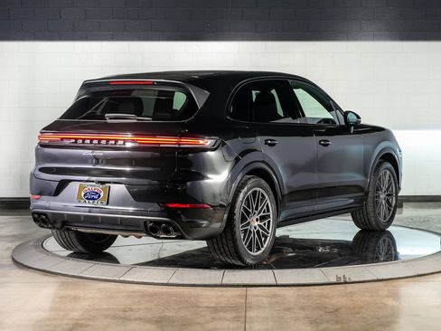 Used 2025 Porsche Cayenne AWD/4WD image 5