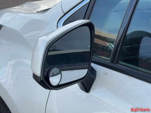 Used 2021 Toyota Sienna XLE image 9