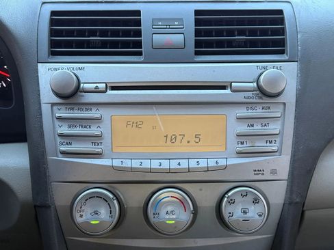 Used 2010 Toyota Camry LE image 25